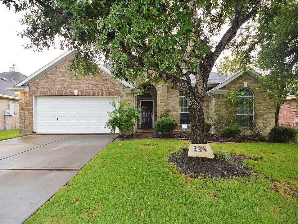 1st image of 555 Green Cedar Dr