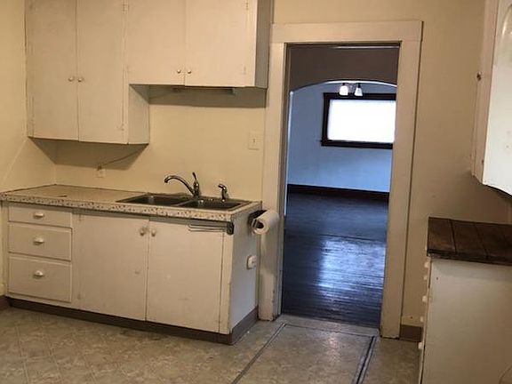 4th image of 803 Van Buren St