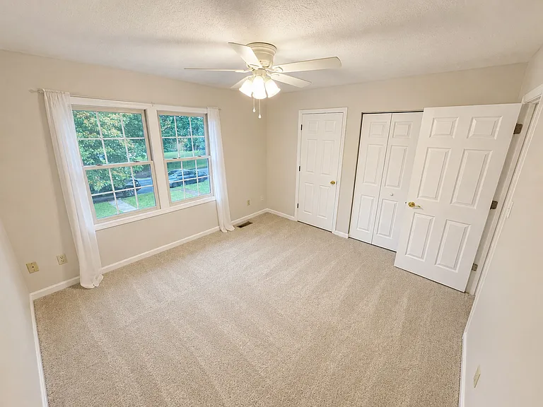 208 Meadowview Dr — Photo 15