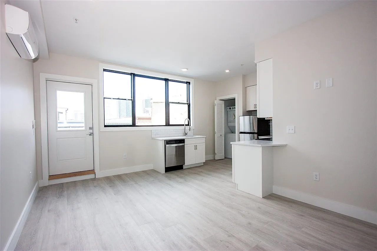 1 bed, 1.0 bath, 623 sqft, $3,600 — Photo 2