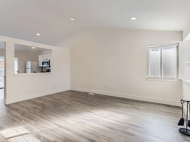 2046 Sumac St — Photo 5