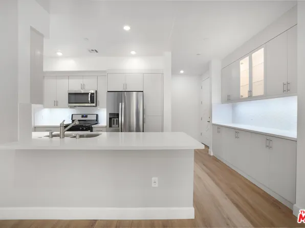 1832 S Barrington Ave #402, Los Angeles, CA 90025