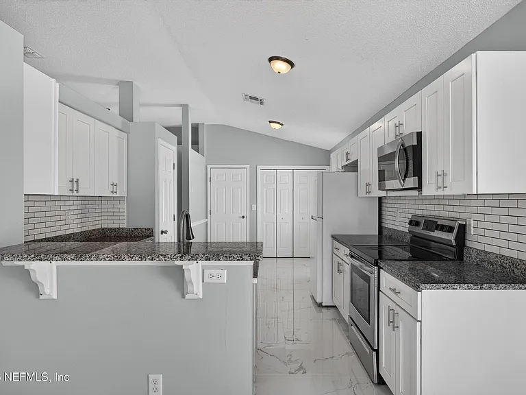 490 Hillside Dr — Photo 14
