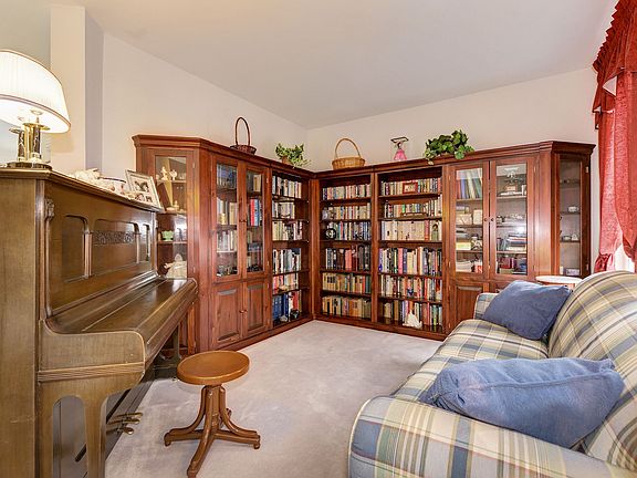 Living room / library
