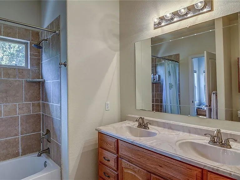 17106 Oak Cliff Cir — Photo 13