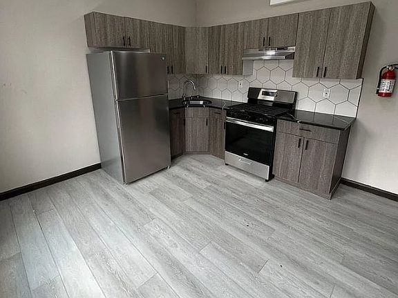 5th image of 163 Elwood Ave #3L