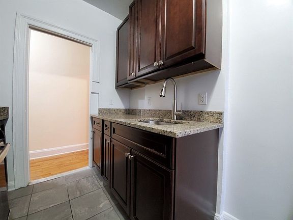 3rd image of 3805 Crescent St APT 5C