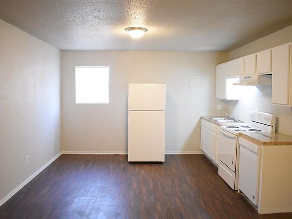 3rd image of 1606 Elkhart Ave APT 18