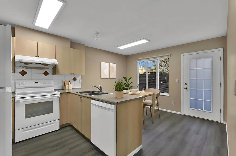 Surrey Townhouse for rent - 5 Bedrooms — photo 2
