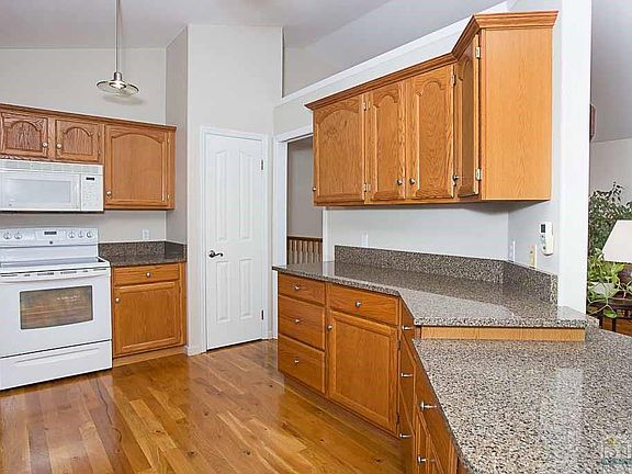 5th image of 606 Calypso St