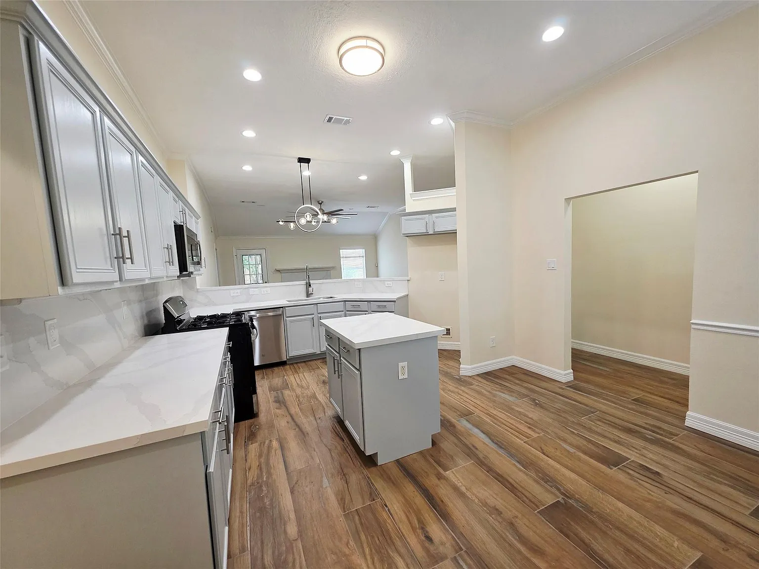 3 bed, 2.0 bath, 1584 sqft, $2,800 — Photo 3