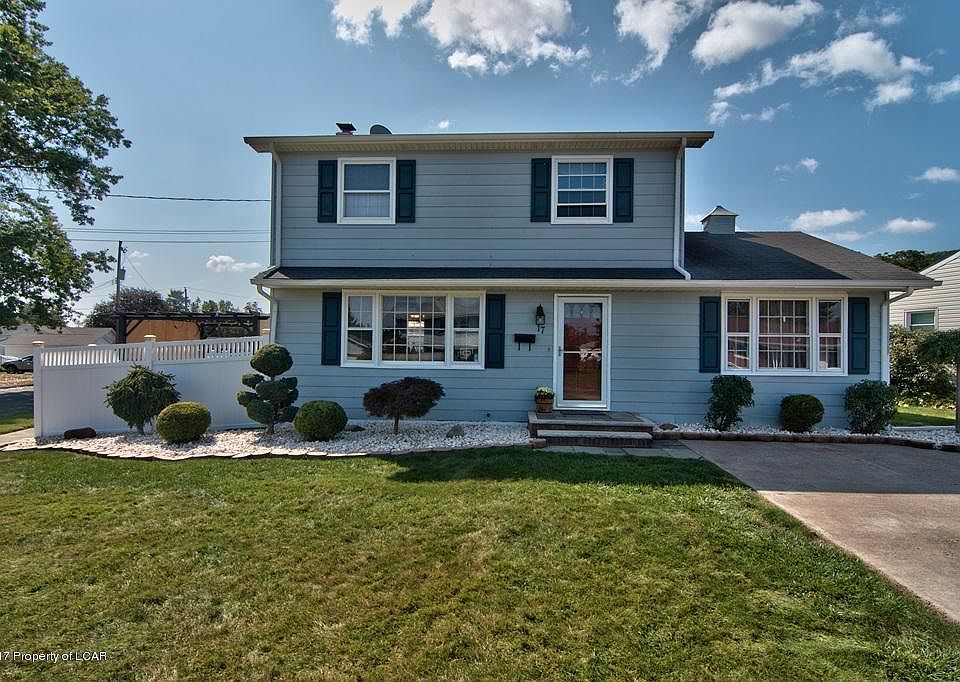 1st image of 17 Maple Dr