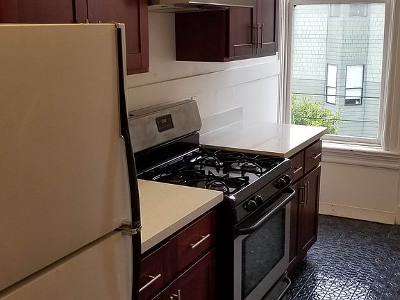 2nd image of 1101 Oak St APT 8