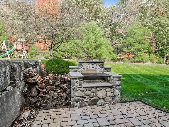 4th image of 19 Oak Leaf Ln