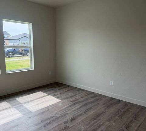 5th image of 3322 34th St W