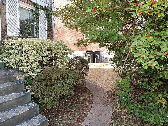 3rd image of 166 Elmira St SW