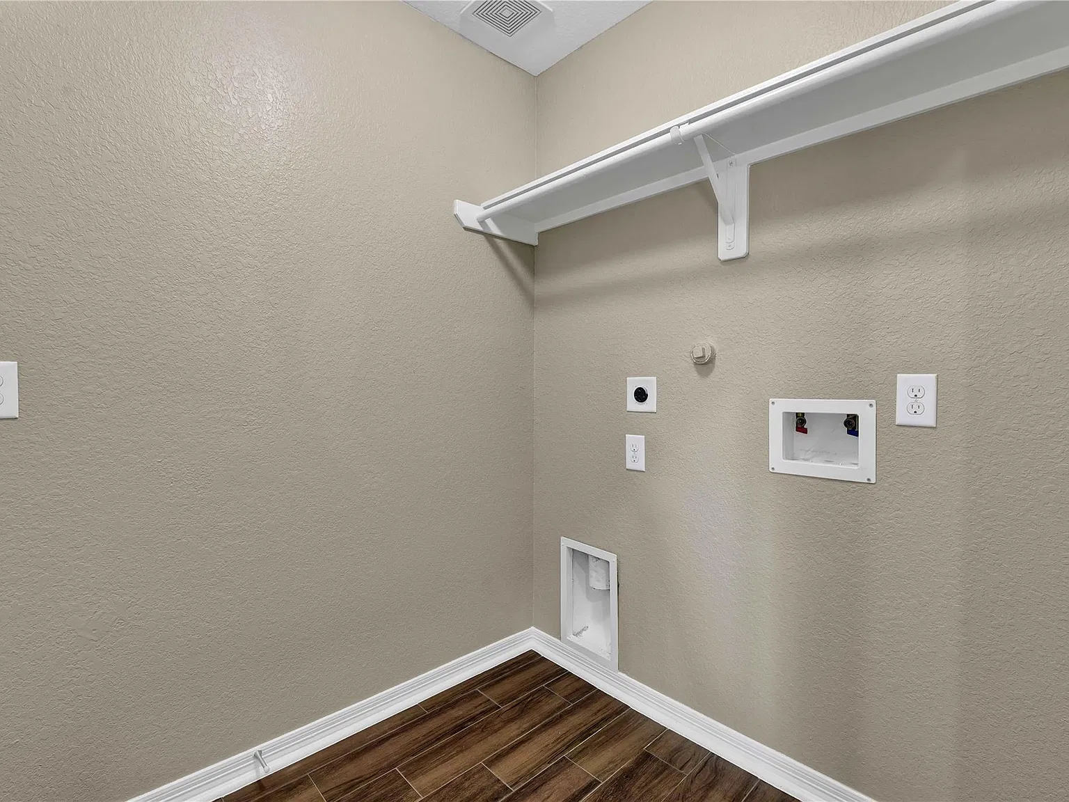 3 bed, 2.0 bath, 1642 sqft, $2,100 — Photo 4