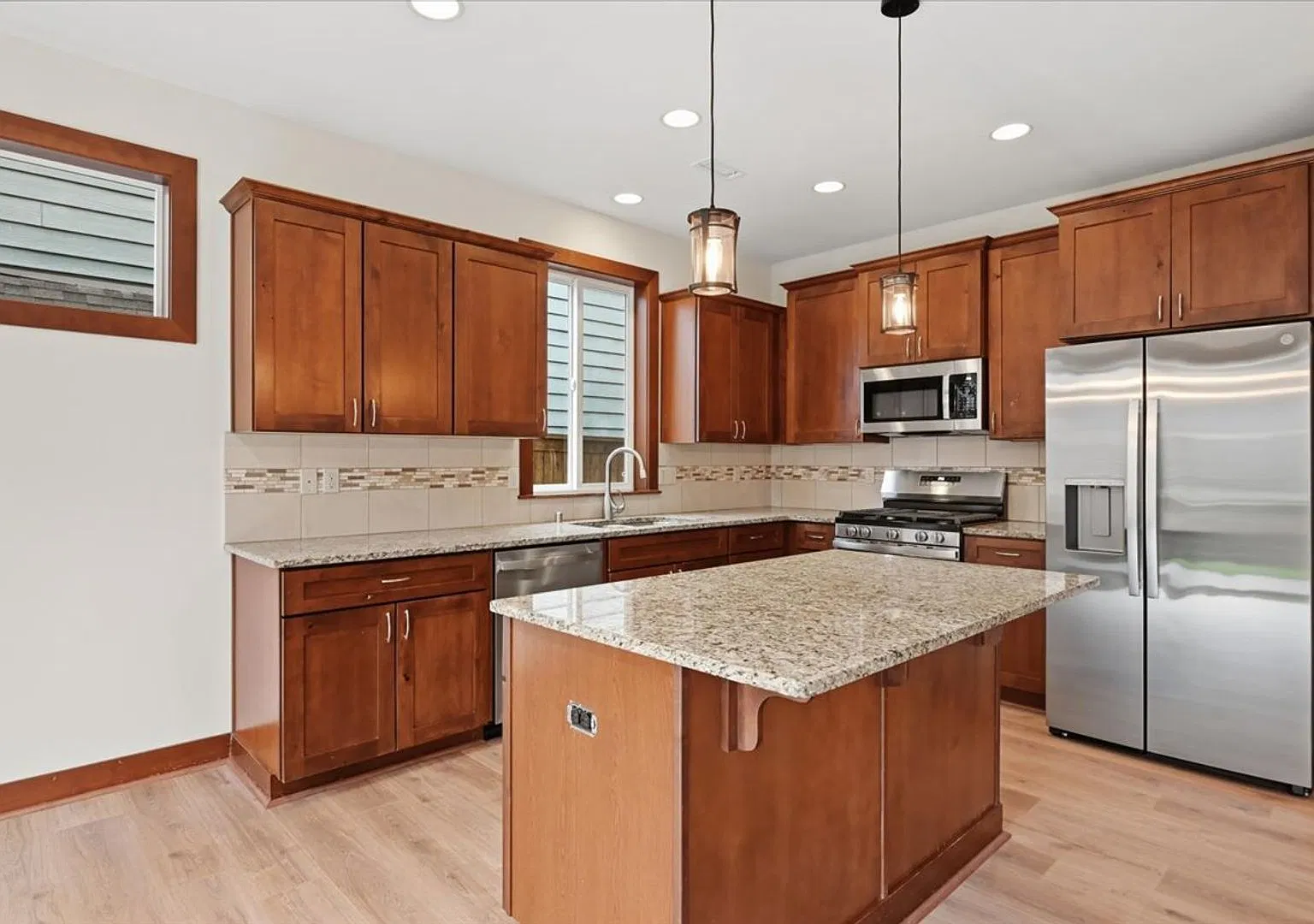 4Bd/2.75Ba Bothell Home — Photo 3