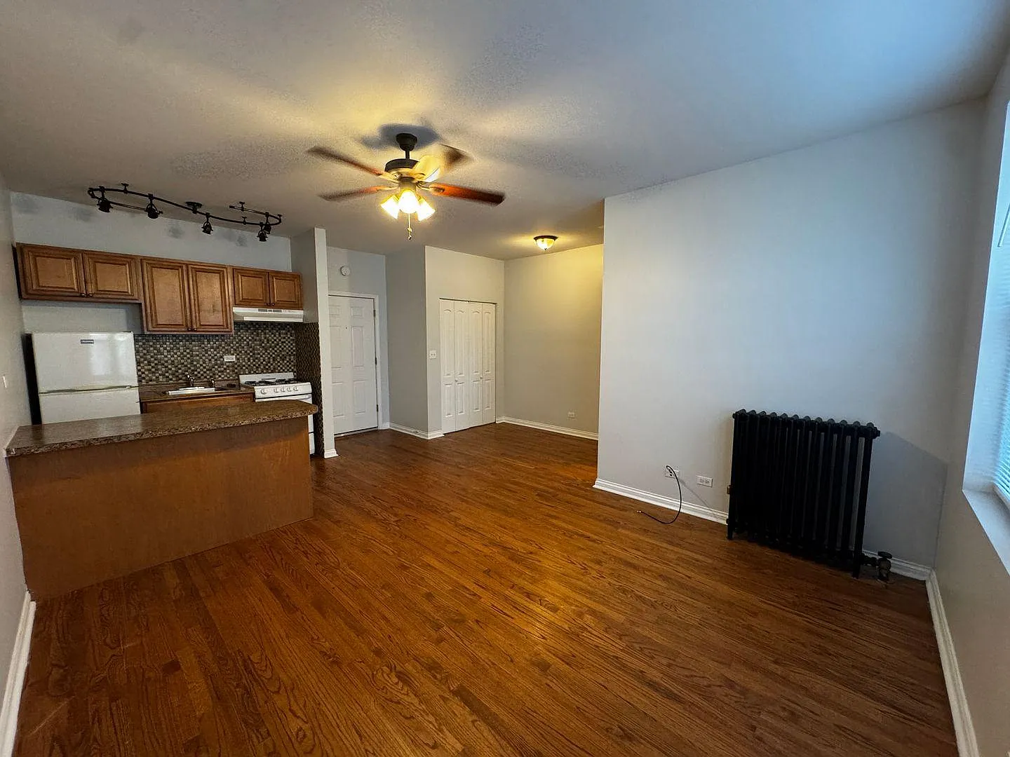 1334 W Lunt Ave — Photo 3
