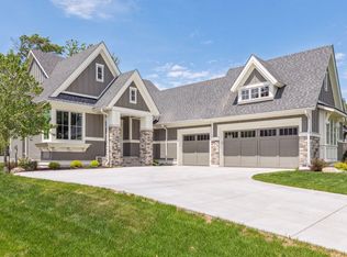 5 Pondview Trl, North Oaks, MN 55127