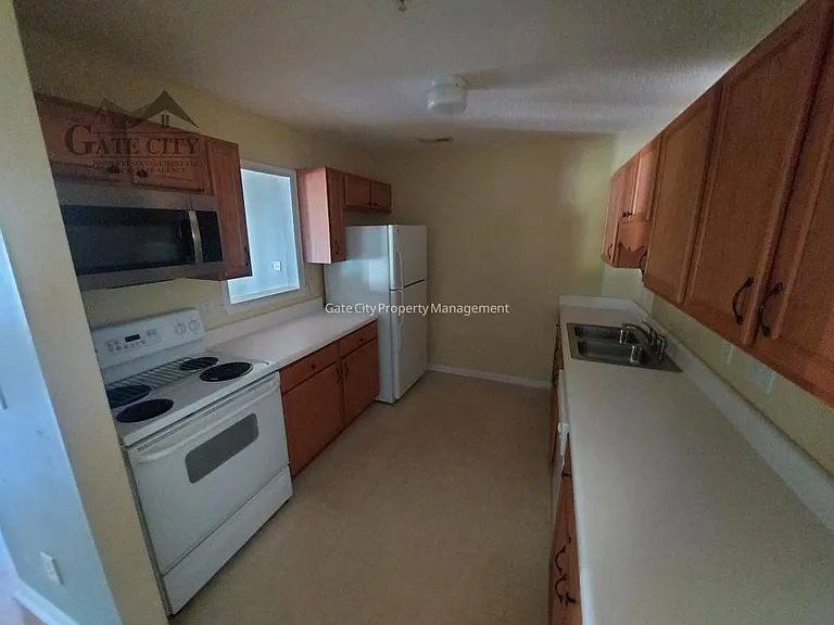 905 Hanahan Ct — Photo 3