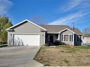 102 Tulip Dr, Mackinaw, IL