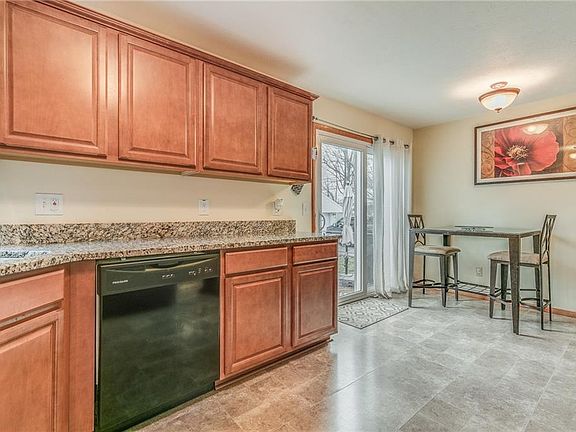 5th image of 268 Woodmere Dr