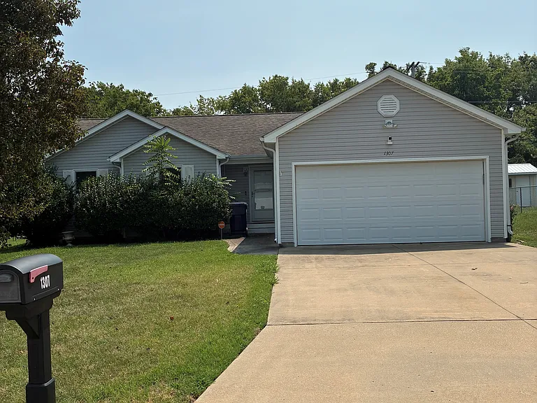 1307 Wildflower Dr — Photo 1