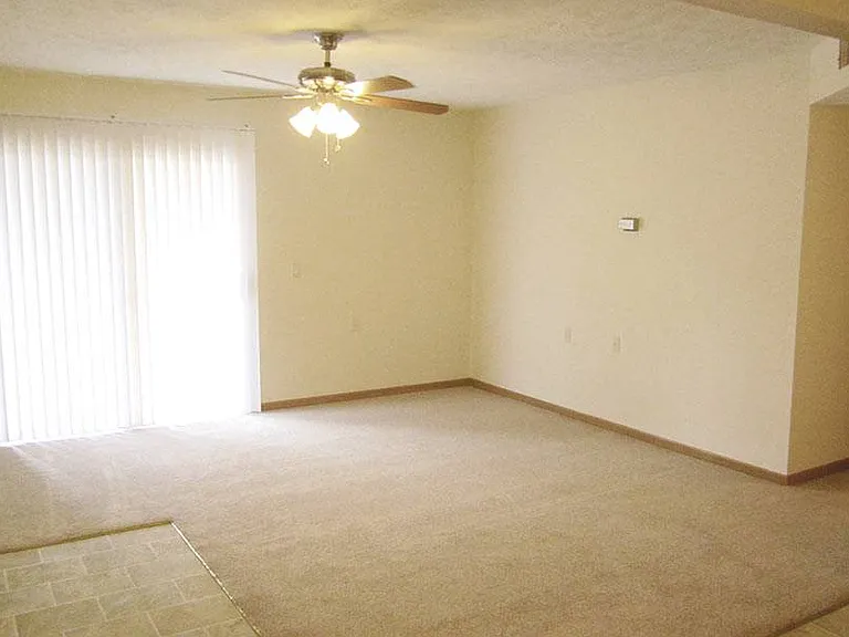 COLONIAL GARDENS APARTMENTS — Photo 7