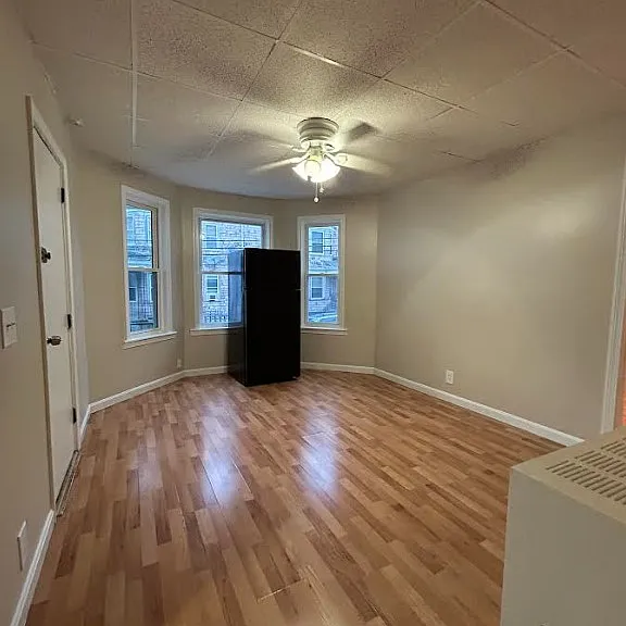 397-407 William St Fall River, MA Cozy 2 Bedroom Steps From Battleship Cove & the Updated Waterfront — Photo 3