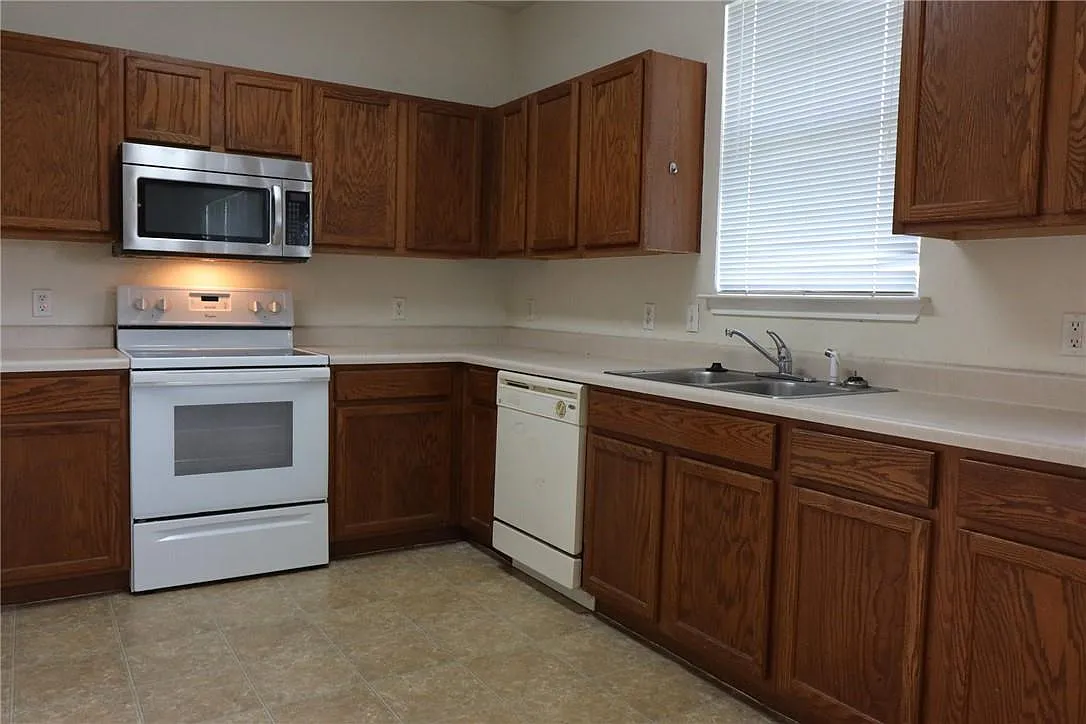 4 bed, 2.5 bath, 2277 sqft, $1,895 — Photo 3