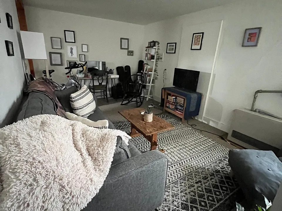 Living from entry to the room. HAS NEW FLOORING NOW