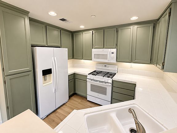 5th image of 144 Elora Ln