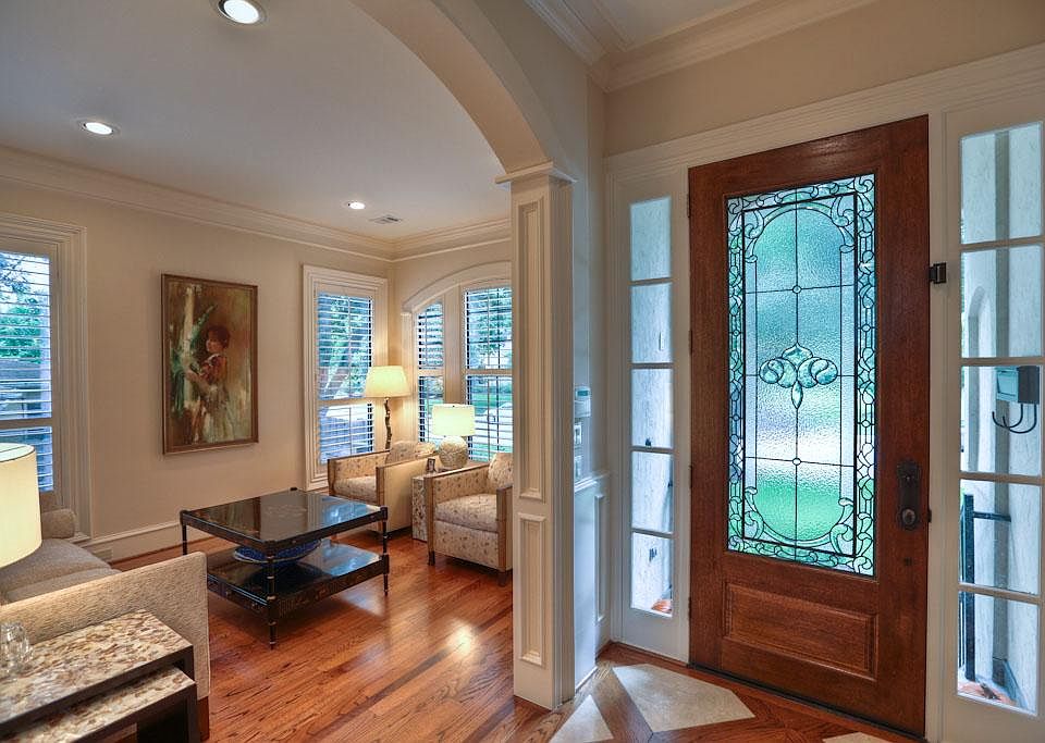 Welcoming entry (facing south) w/ fabulous natural lighting and stunning oak hardwoods.