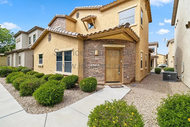 3 bed, 2.0 bath, 1298 sqft, $1,749 — Photo 2