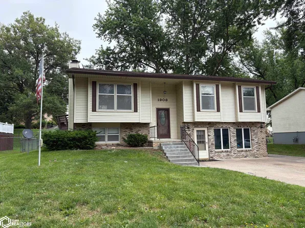 1908 Sunnyslope Dr, Red Oak, IA 51566