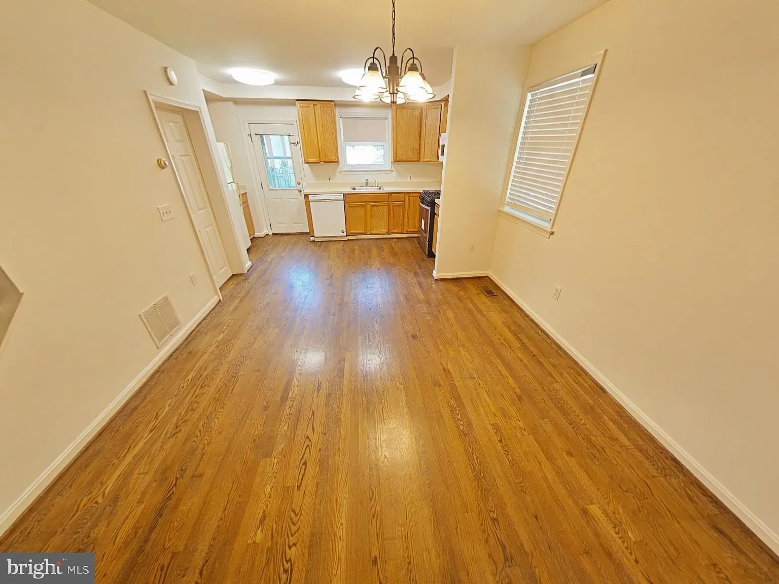 2 bed, 2.0 bath, 896 sqft, $2,300 — Photo 2