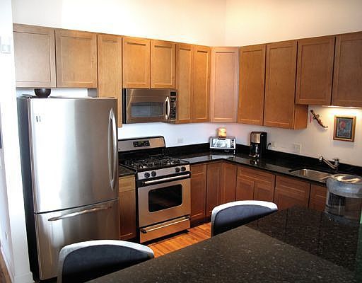 4th image of 824 W Superior St Unit 508