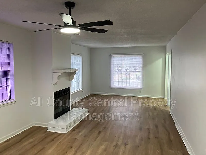 3 bed, 2.0 bath, 1417 sqft, $1,595 — Photo 3