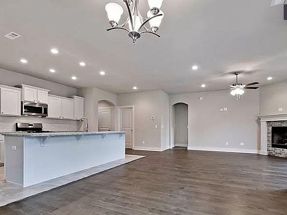 4th image of 207 Prairie Ln