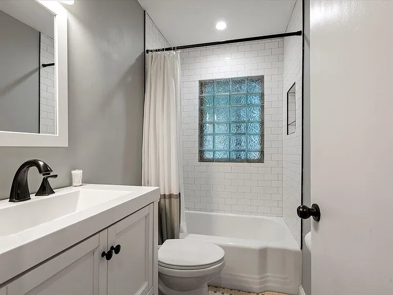 1900 Alexandria Dr — Photo 16