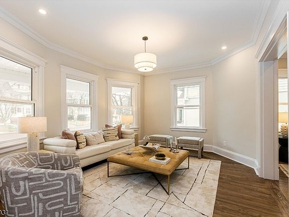 4th image of 210 Baldwin St