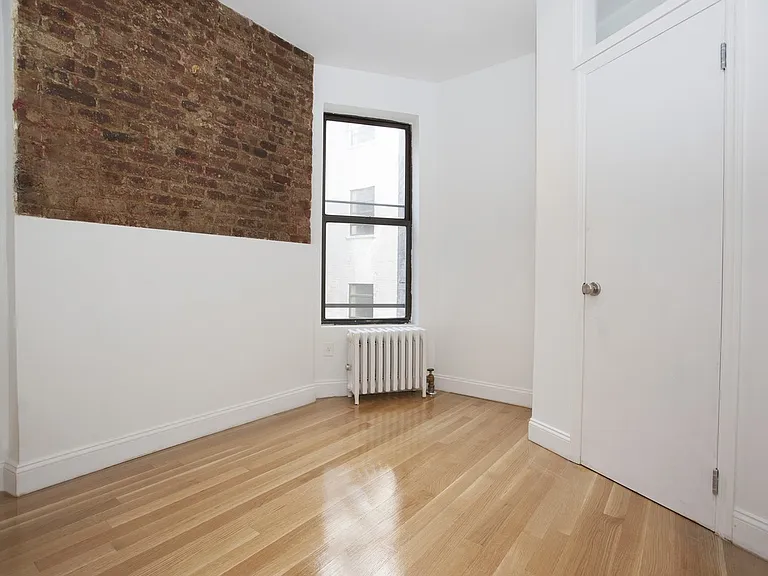 234 E 4th St #14 — Photo 5