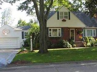 18 Brewster Pl, Trumbull, CT 06611