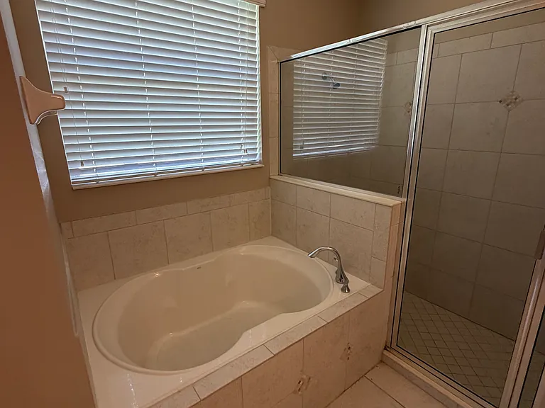 Master Bed Room Shower/Tub