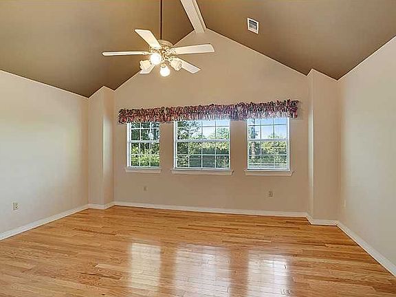 4th image of 7011 Meadowbrook Dr