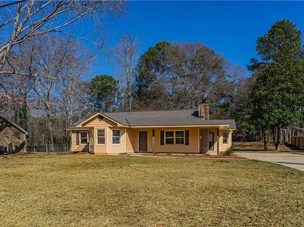 250 Cedar Dr, Smiths Station, AL 36877