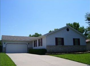 1036 SW Amhurst Ct, Topeka, KS 66604