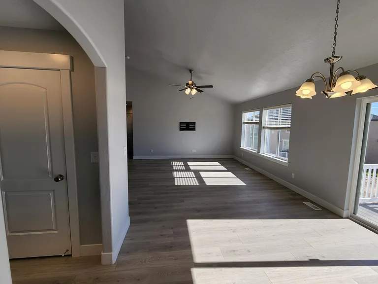 439 E Hill View Dr — Photo 32