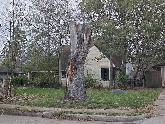 2nd image of 4010 Woodhaven St